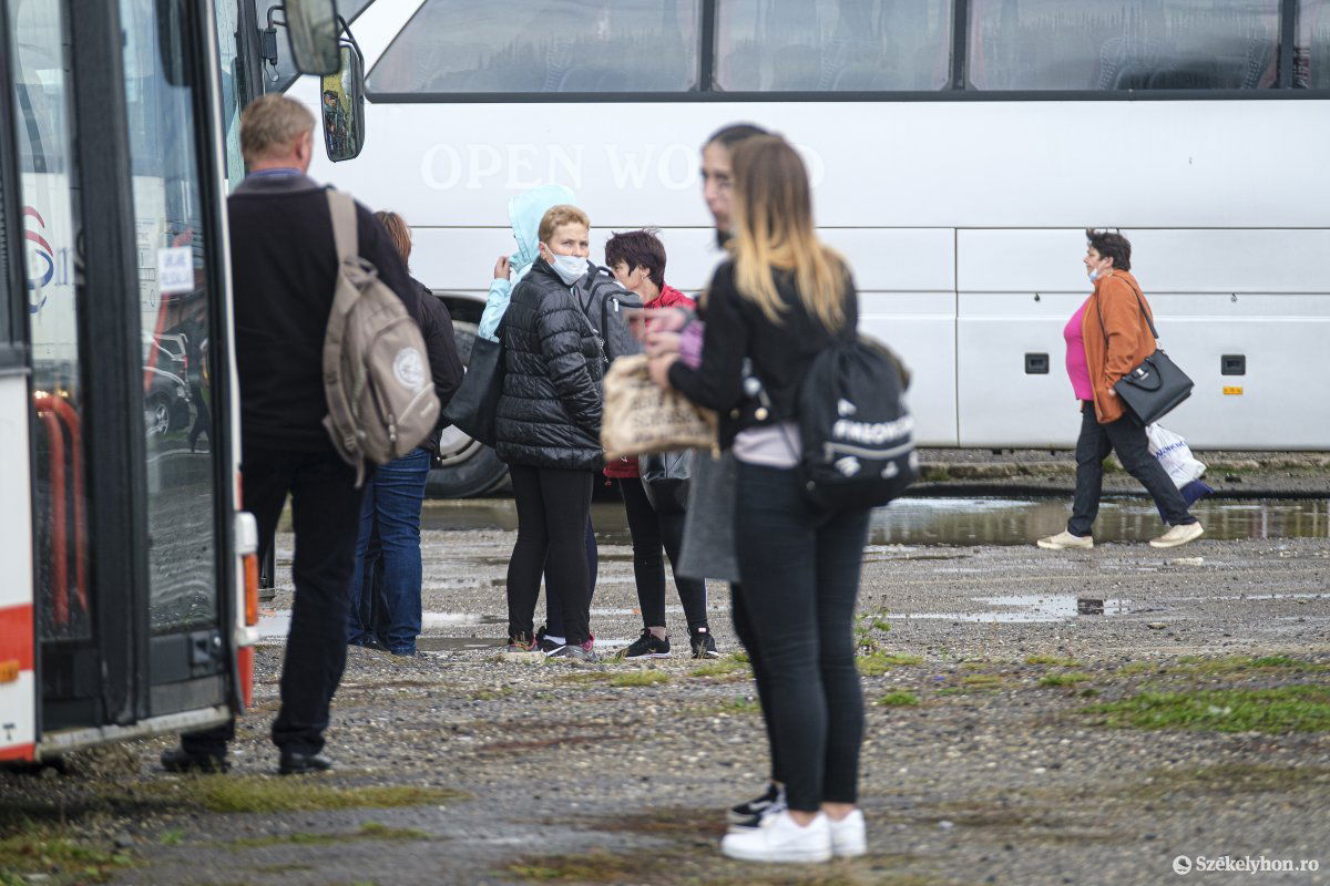 Indulásra várva. Kötelezettségei vannak az utasnak és a sofőrnek egyaránt • Fotó: Veres Nándor