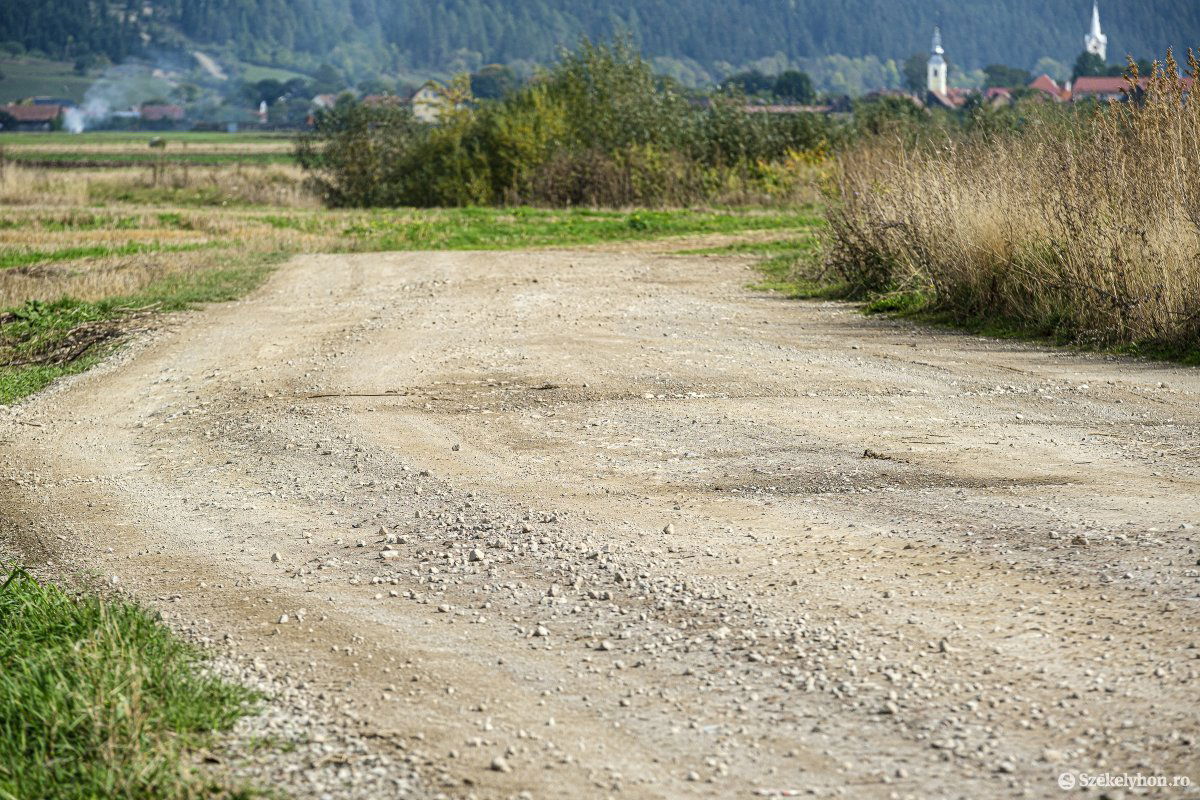 Évek óta húzódik az útfelújítás. Egymást követő akadályok • Fotó: Veres Nándor