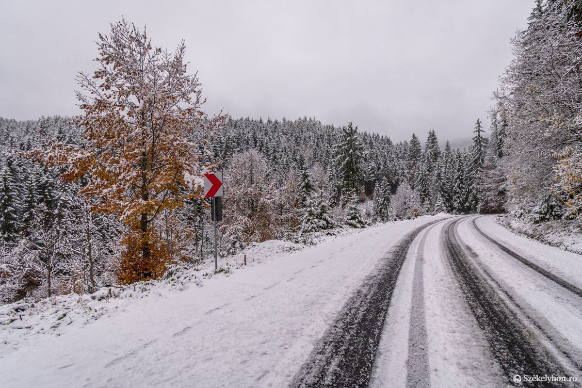 A 138A jelzésű út felsőbb részét téli abroncs nélkül lehetetlen megközelíteni •  Fotó: Pinti Attila