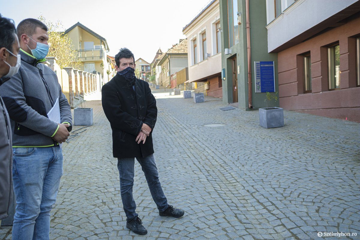 Szőke Domokos szerint fontos, hogy az utca lakói mellett csak indokolt esetben lehessen behajtani a gyalogosoknak szánt Lejtő utcába &bullet;  Fotó: Veres Nándor