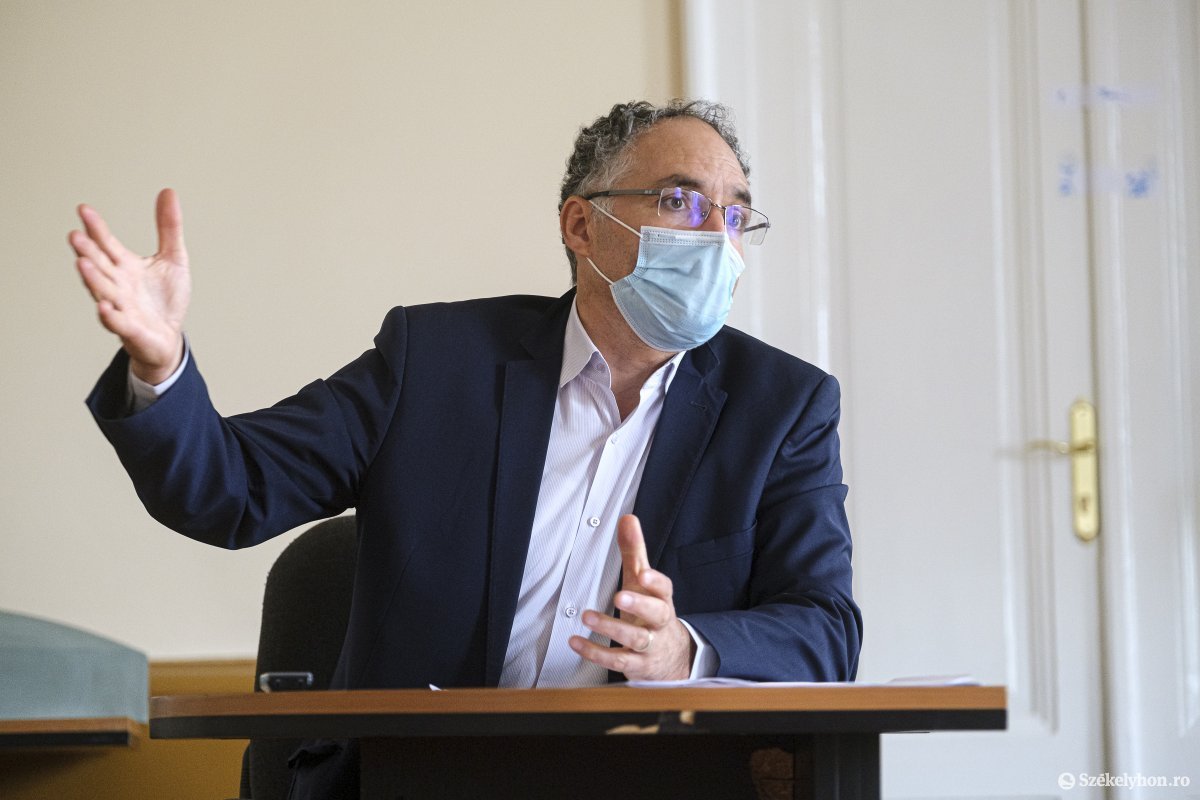 Ráduly Róbert Kálmán elővetítette a csíkszeredai tanintézmények bezárását az egyre növekvő fertőzésszámok miatt •  Fotó: Veres Nándor