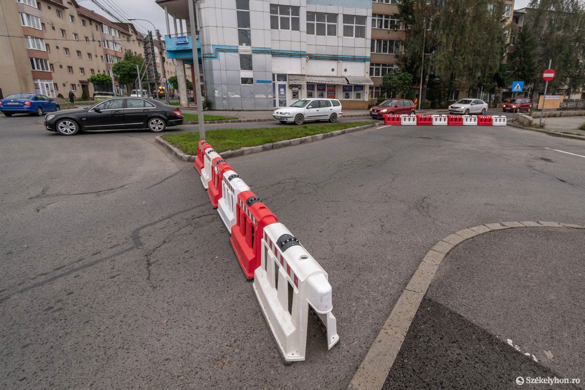 Több járművezetőt is meglepett a lezárás kedden •  Fotó: Pinti Attila