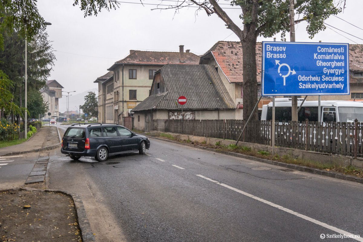 Így mostmár szabálytalan. A Mérleg utcából nem lehet balra térni •  Fotó: Pinti Attila