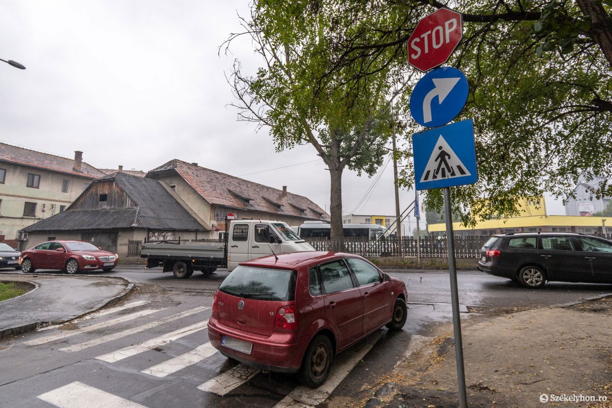 Így pedig szabályos. Új forgalmi táblák is kerültek a Mérleg utca végére •  Fotó: Pinti Attila