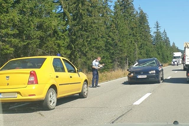 Meghibásodott kamionnak csapódott egy személyautó