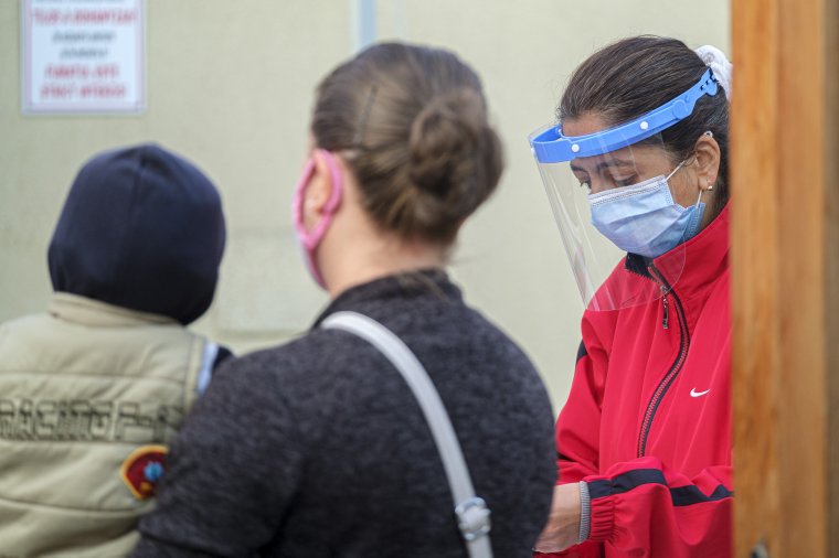 Továbbra is négyezer fölött az újonnan azonosított fertőzöttek száma
