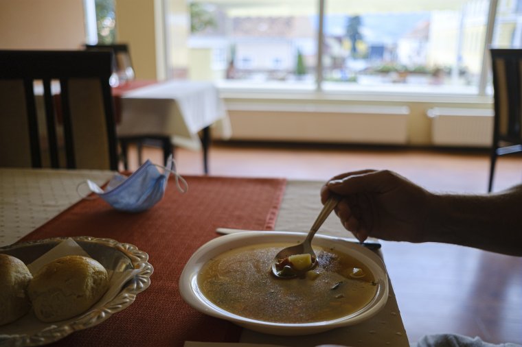 Meleg ételre feljogosító támogatást kapnak a rászorulók Marosvásárhelyen