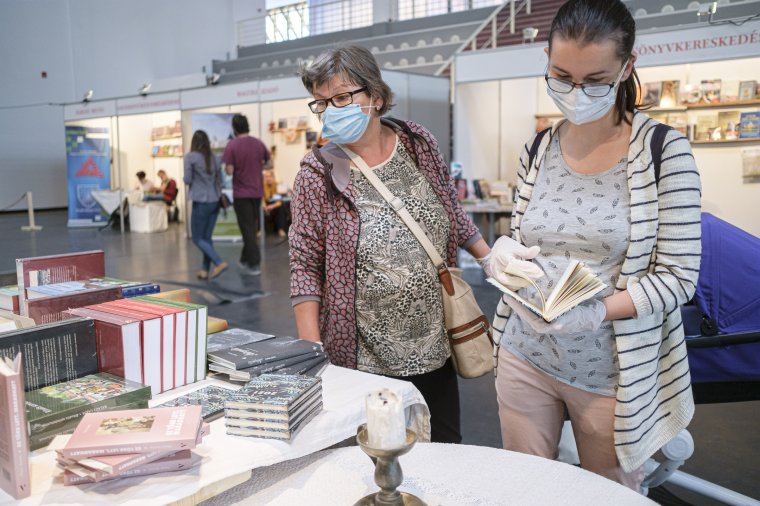 Megnyitották a Csíkszeredai Könyvvásárt