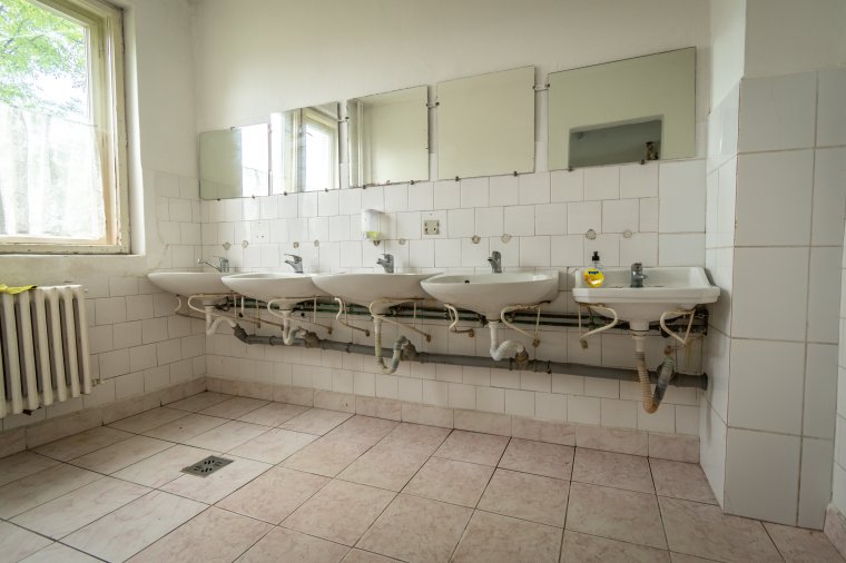 Nyomoz a rendőrség a kórház mosdójában meghalt rezidensorvos ügyében