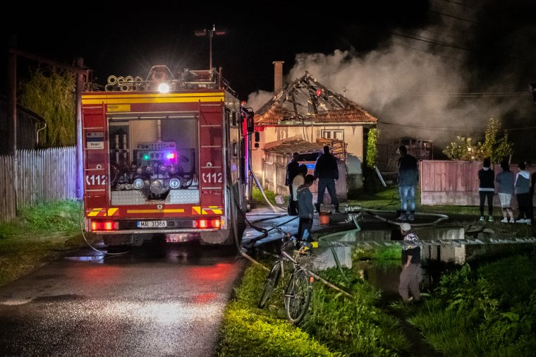 Lángba borult egy csobotfalvi lakóház tetőzete