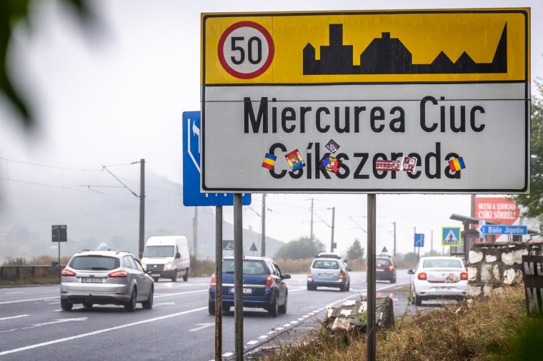 Festékszóró helyett matricákkal takarták le a helységnévtábla magyar feliratát