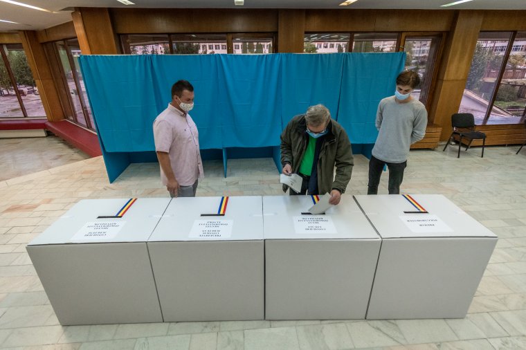 Maszkviselés, lázmérés és kézfertőtlenítés mellett elkezdődött a szavazás