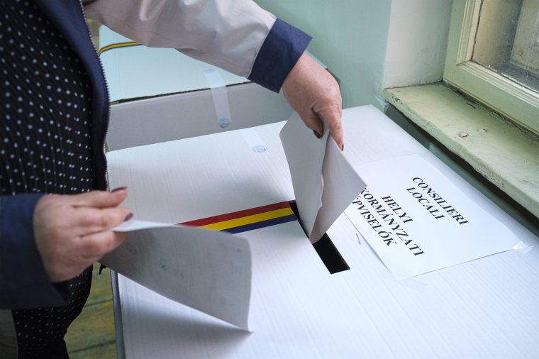Kemény pénzbírsággal vennék el a polgárok kedvét a szavazólap lefényképezésétől