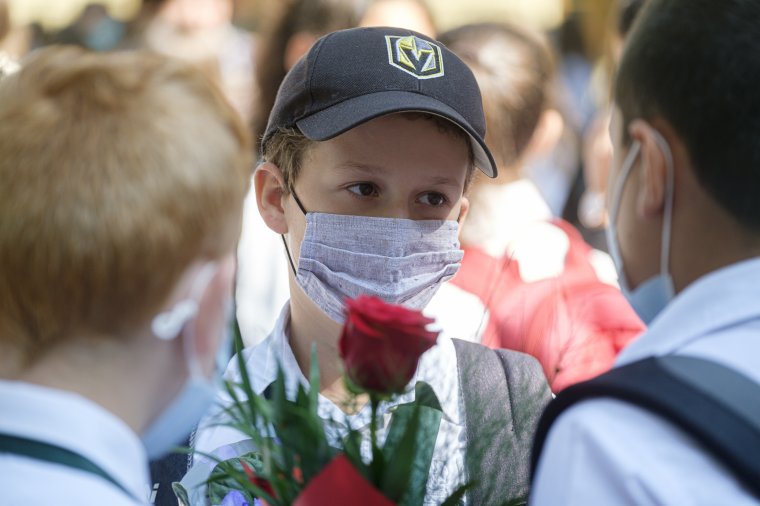 Többfelé tüntettek az iskolai maszkviselés ellen