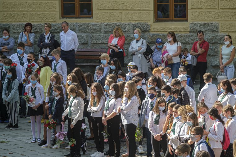 Lefényképezett házi, semmi éneklés, szaladás távolságtartással – tapasztalatok egy hét után