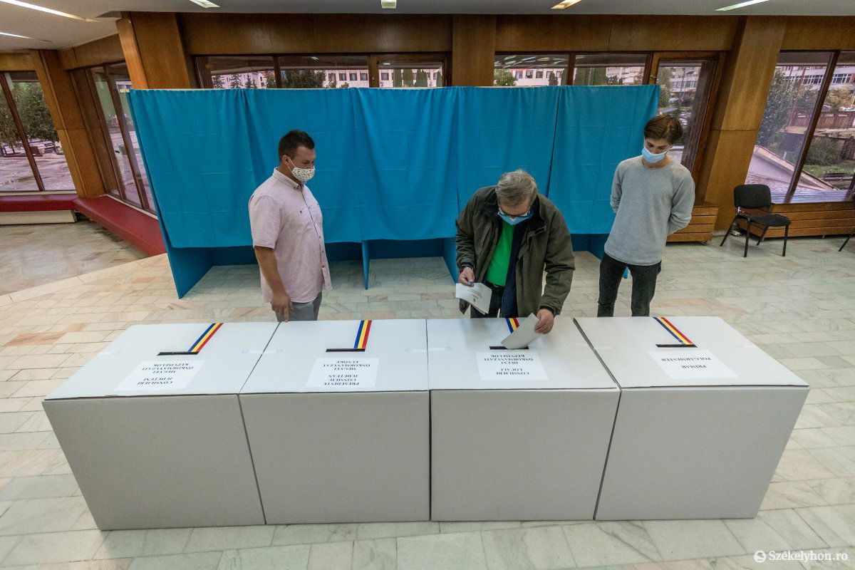 A csíkszeredai Szakszervezetek Művelődési Házában lévő szavazókörzetbe 7 óra után néhány perccel már megérkeztek az első voksolók •  Fotó: Pinti Attila