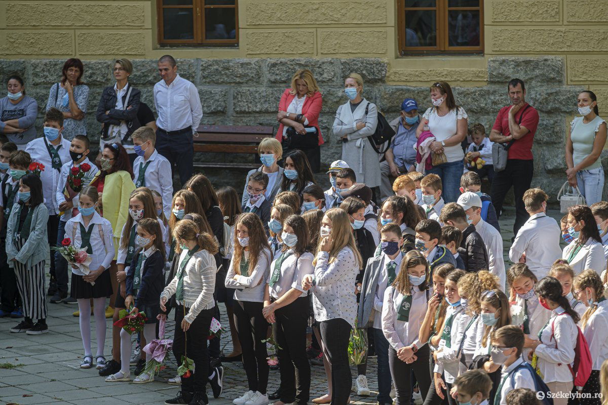 Becsengettek. Rendhagyó szabályok sokaságának betartása vár a diákokra •  Fotó: Veres Nándor