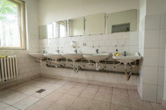 Nyomoz a rendőrség a kórház mosdójában meghalt rezidensorvos ügyében