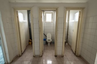 Pedagógushiány, mosdó nélküli iskolák: régi gondokat görget maga előtt a romániai oktatás