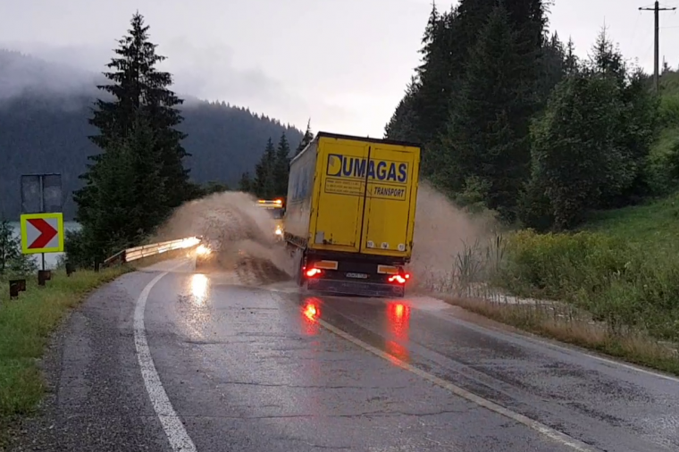 Leállították a forgalmat az úttesten átfolyó víz miatt