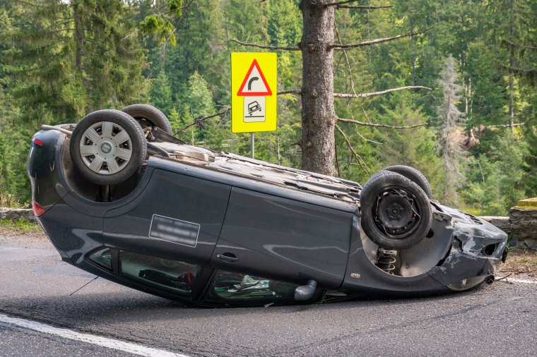 Durrdefekt a kanyarban, a tetején állt meg az autó