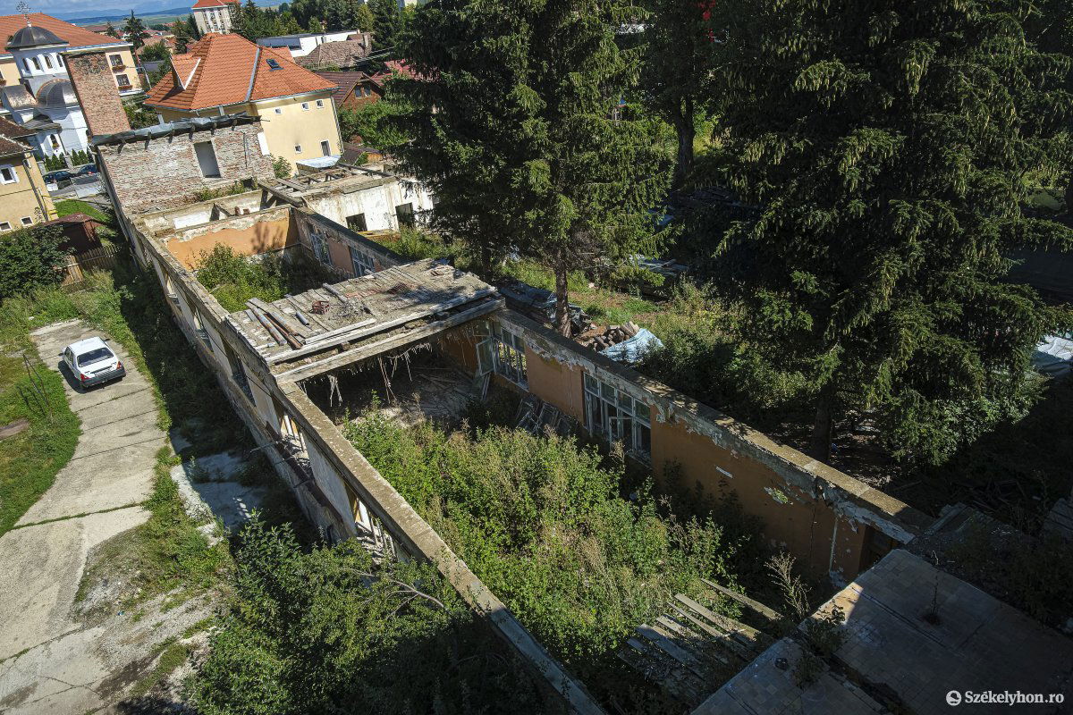 Online petíciók terjednek az interneten, amelyek célja megakadályozni, hogy nagyáruház épülhessen a sportszálló helyén &bullet;  Fotó: Veres Nándor