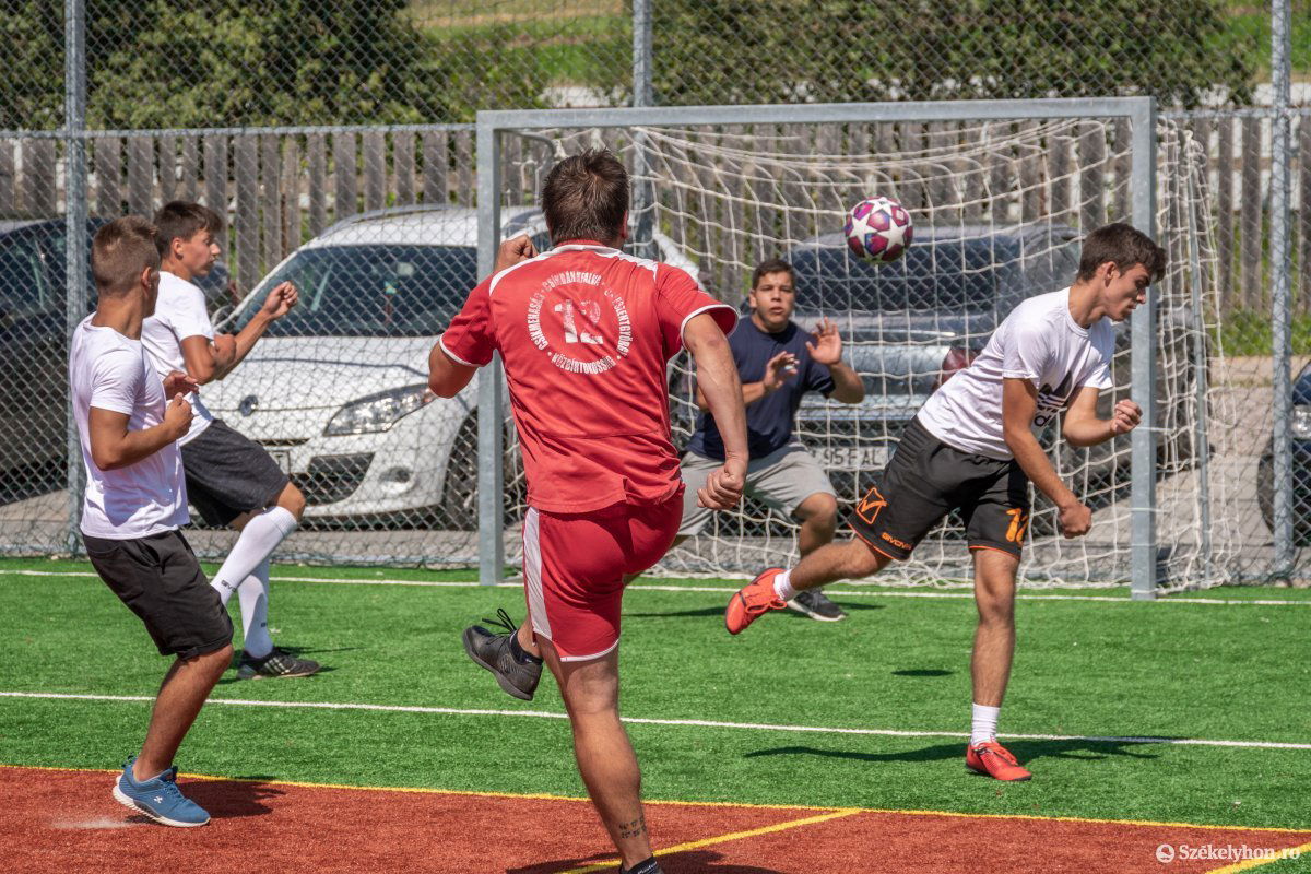 A koronavírus okozta korlátozások miatt csak egy kis létszámú barátságos focitornát tudtak rendezni •  Fotó: Pinti Attila