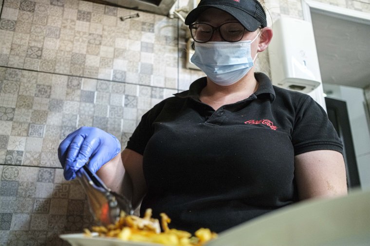 A folyamatos bevételkiesés és a „vírustagadó” vendégek is nehezítik a vendéglátósok mindennapjait