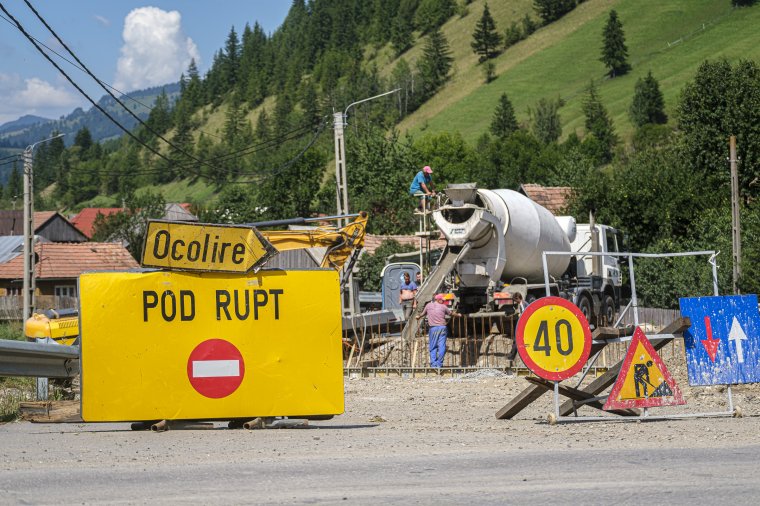 Új hidakat, támfalakat építenek a Gyimesekben
