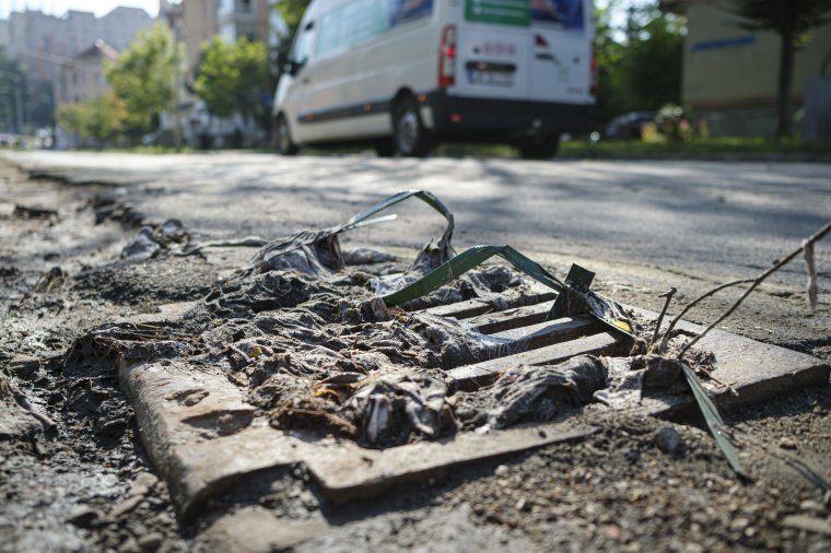 Több helyen áradásokat és közlekedési fennakadásokat okozott a heves esőzés