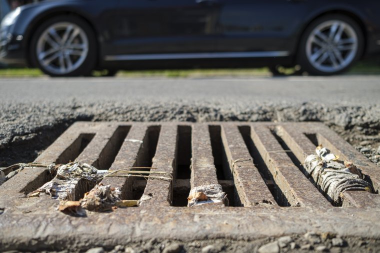 Szemét miatt eldugult csatornák, törvénytelen csatlakozások, leaszfaltozott aknatetők Háromszéken