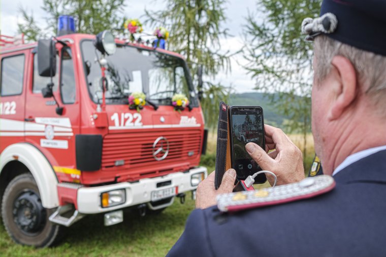 Tűzoltóautót kapott ajándékba Lázárfalva