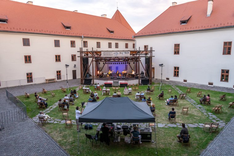 A szabadba költöztek a Hargita megyei társulatok