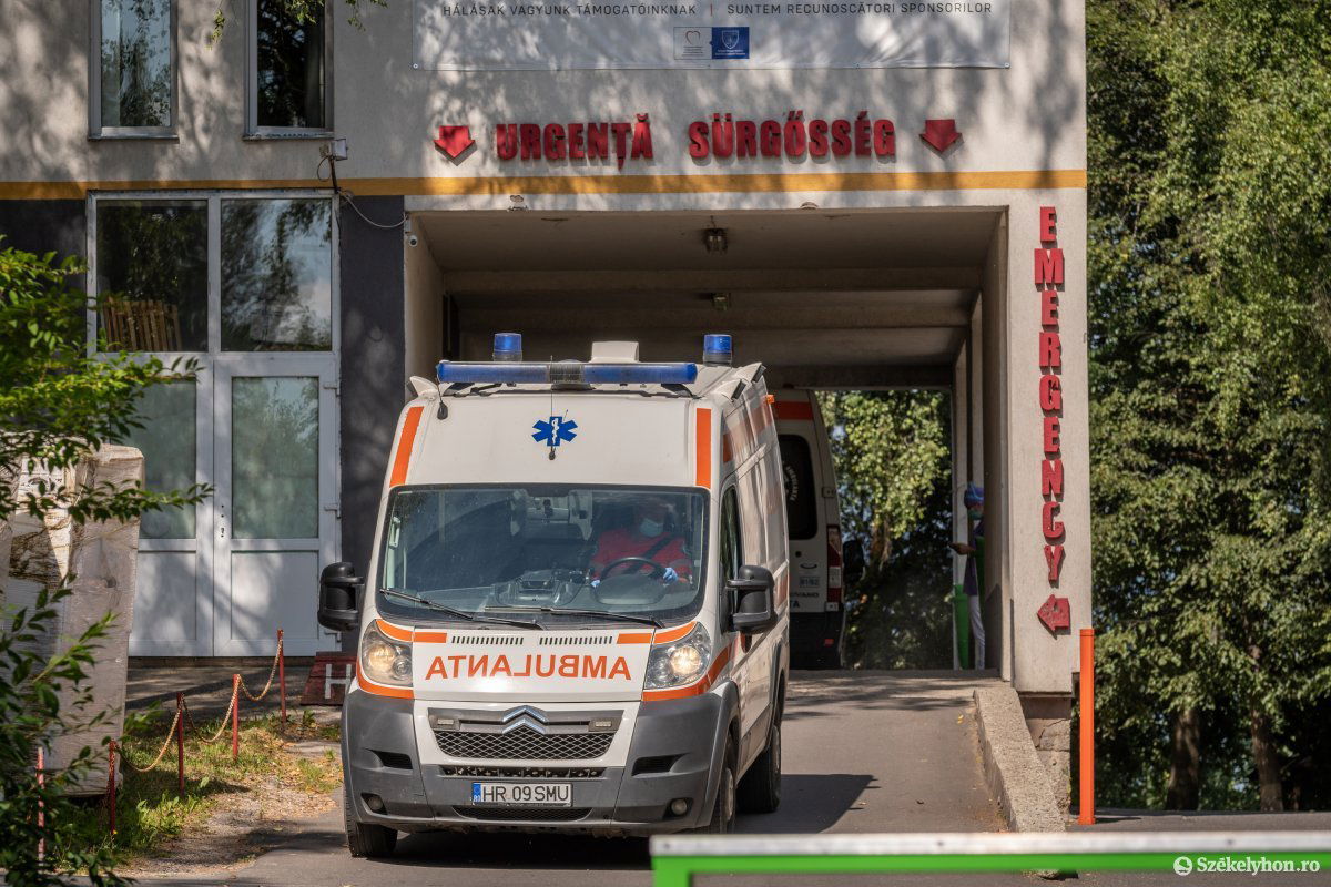 Egyre többször kell fordulnia a mentőnek. Csíkszeredában beteltek a koronavírusos betegeknek fenntartott helyek •  Fotó: Pinti Attila