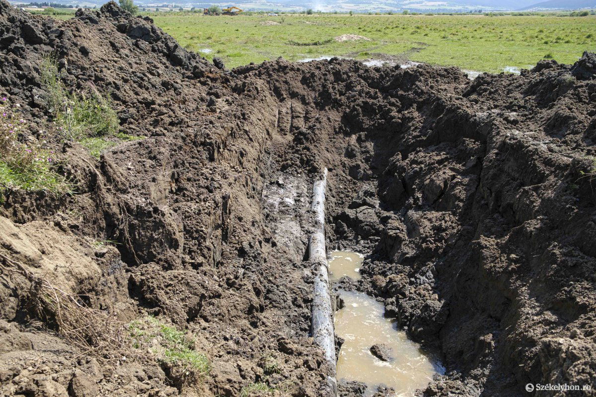 A szállítóvezeték nem bírja megfelelően a víznyomást, és rendszeresen elszakad &bullet;  Fotó: Veres Nándor