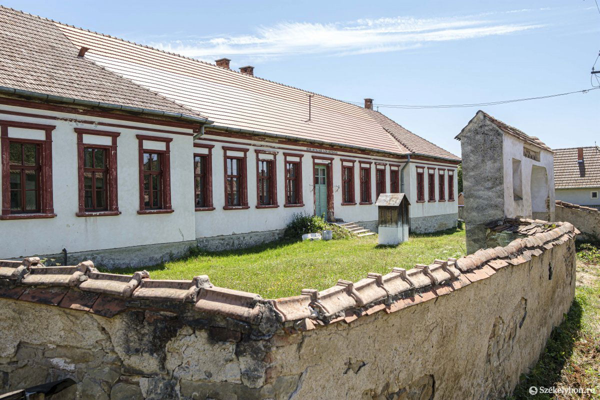 A kászonfeltízi, több mint száz éves iskolaépület. Felújítás következik &bullet;  Fotó: Veres Nándor