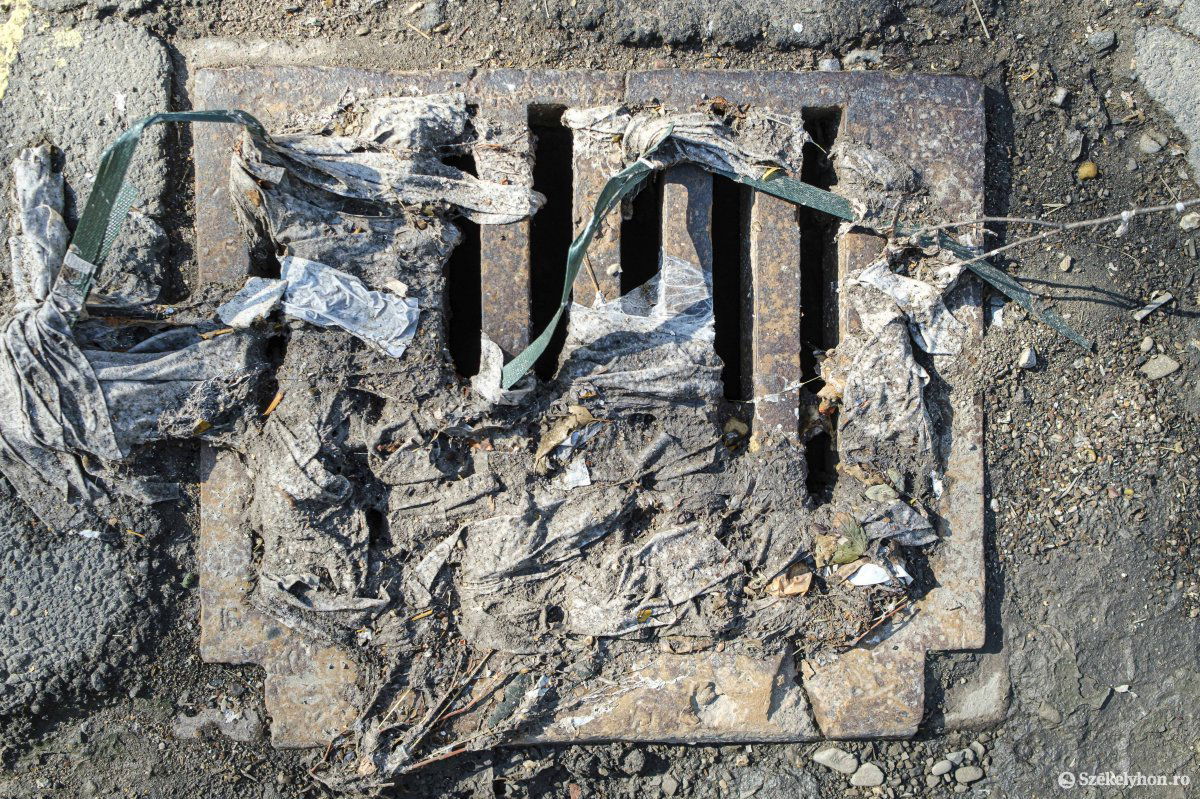 A szennyvízhálózat hordalékát a felszínre hozta a hétfői esőzés • Fotó: Veres Nándor