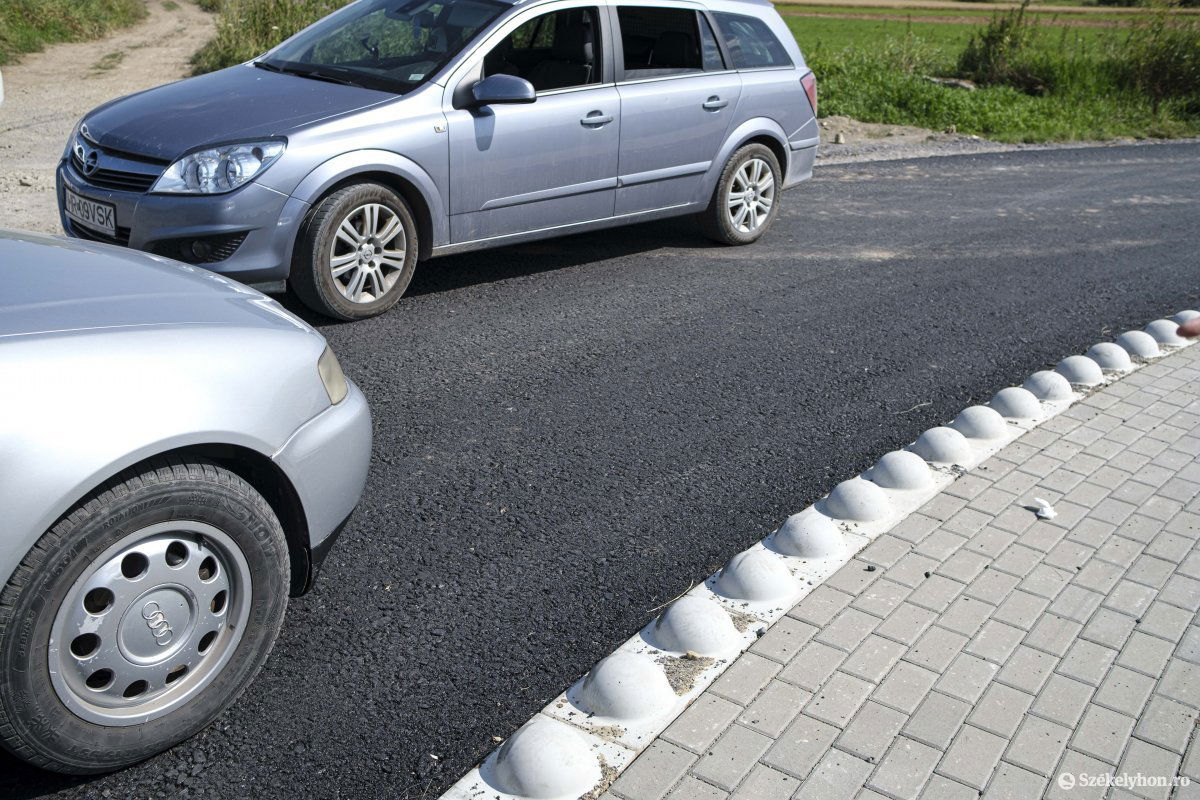 Szűkös a hely. Két kisebb autó is alig fér el egymás mellett a felújított útszakaszon •  Fotó: Veres Nándor