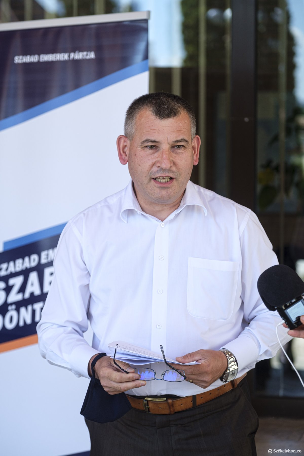 Gálfi a POL molinója előtt a 2020-as kampányban. Egy „barátság” véget ért •  Fotó: Veres Nándor
