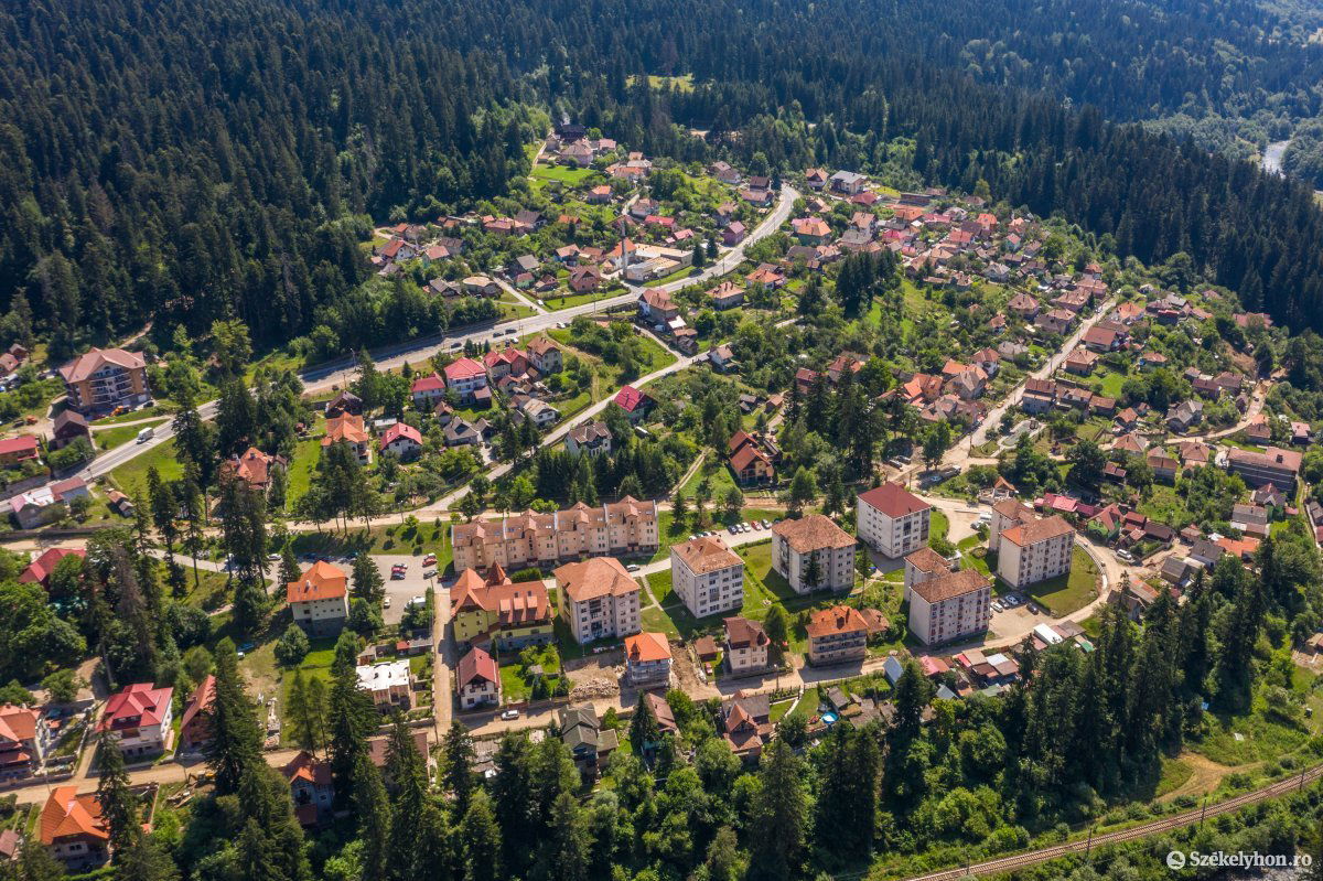 Tusnádfürdő madártávlatból. A festői táj kevés magánházat és sok panziót, szállodát övez •  Fotó: Pinti Attila