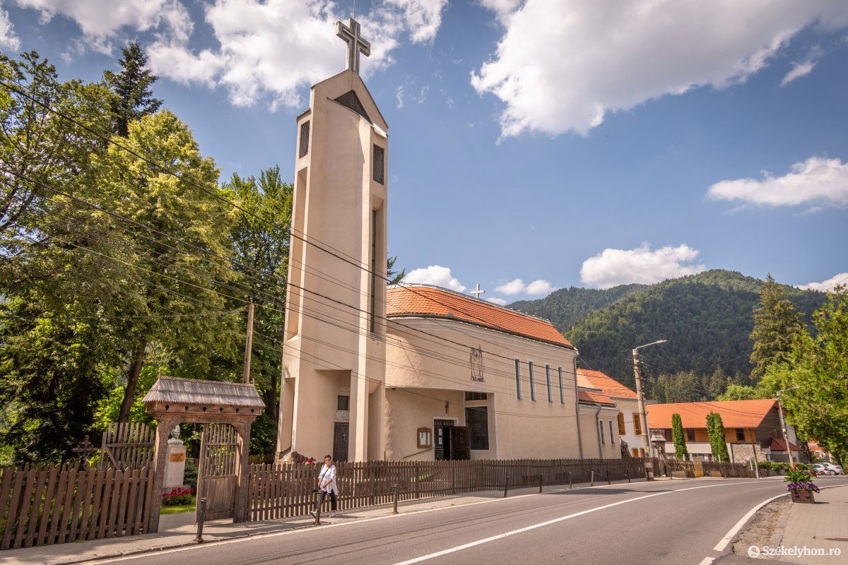 A tusnádfürdői római katolikus templom •  Fotó: Pinti Attila