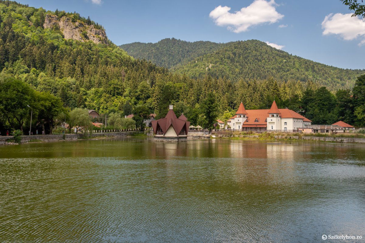 Parton maradnak vagy elsüllyednek? A vendéglátósok ismét kaptak egy atyai pofont. Archív •  Fotó: Pinti Attila