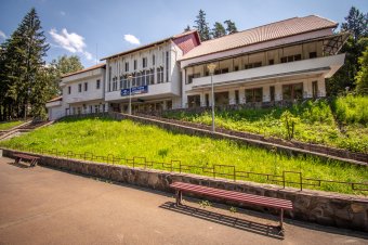 Bezáratta a fogyasztóvédelem a csíkszentdomokosi, a csíkszentsimoni, a maroshévízi és a tusnádfürdői vasútállomásokat