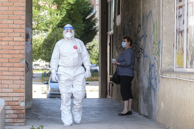 Maradunk a „nagy számoknál”: közel 1200 új koronavírus-fertőzöttet azonosítottak egyetlen nap alatt