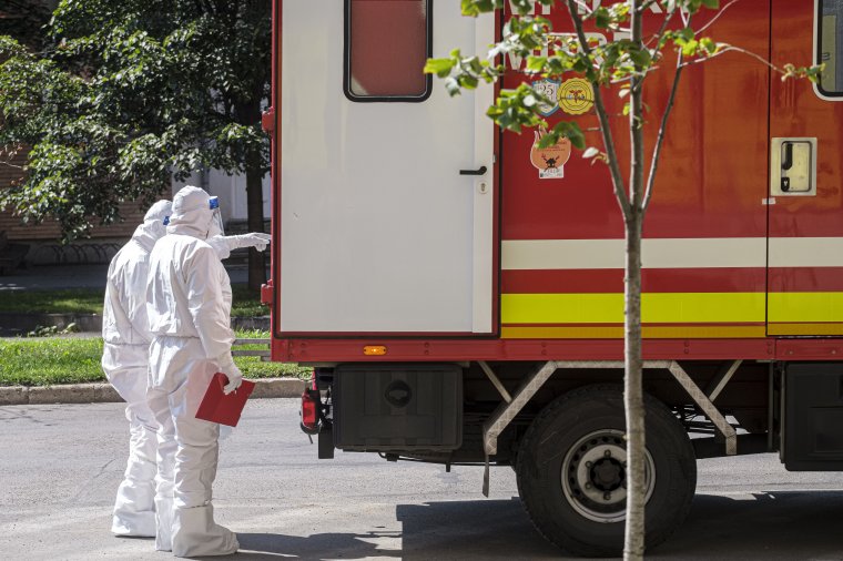 Szokásos hétvégi visszaesés az elvégzett tesztek és az új fertőzések számában