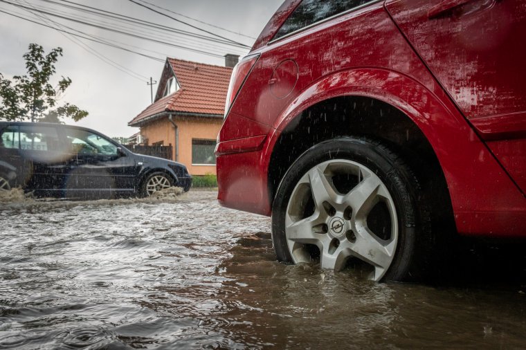 Leszakadt az ég, fennakadásokat okozott a lezúduló vízmennyiség