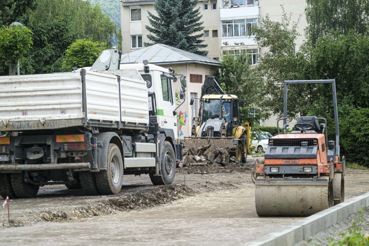 Nyári útkarbantartás: parkolókat építenek, aszfaltoznak Csíkszeredában