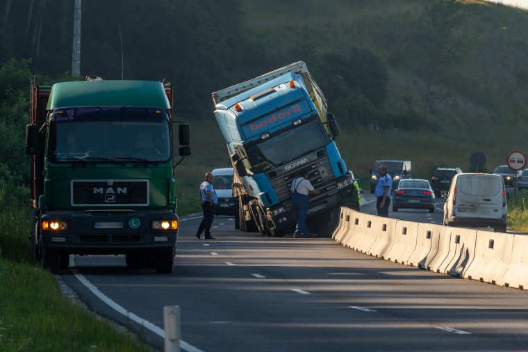 A betonfalon állt meg a teherautó