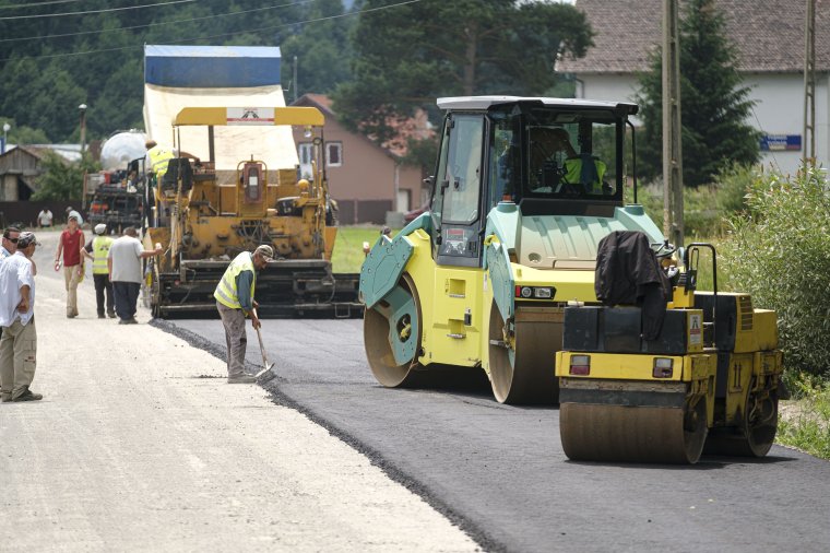 Korszerű utakon közlekedhetnek a közeljövőben Tusnád községben