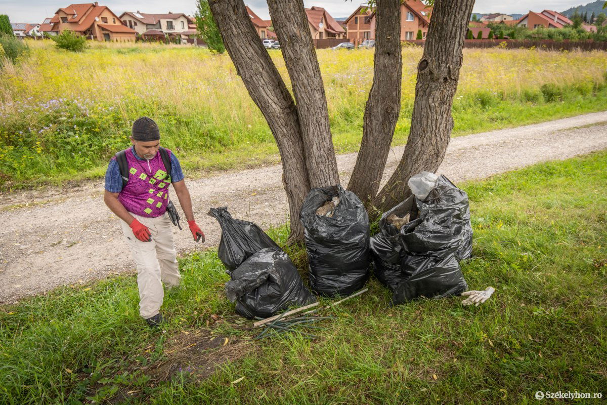 Múltkor negyven, most tizenkét zsák. Könnyebb dolga volt a csapatnak, de ezúttal is volt szemét •  Fotó: Pinti Attila
